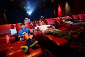 Люди с удовольствием отдыхают в кинотеатре